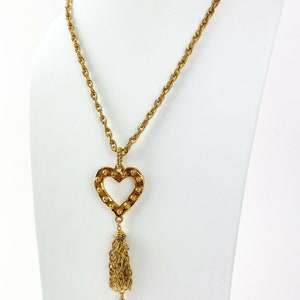 Collar vintage Moschino en tono dorado: colgante de corazón con borla de flecos