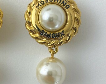 【関税込み】Moschino ゴールド レタリング ドロップイヤリング Moschinoのゴールド レタリング ドロップイヤリングがセール中