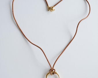Vintage Christian Dior-ketting: gouden cd-logo, bruin leren koord