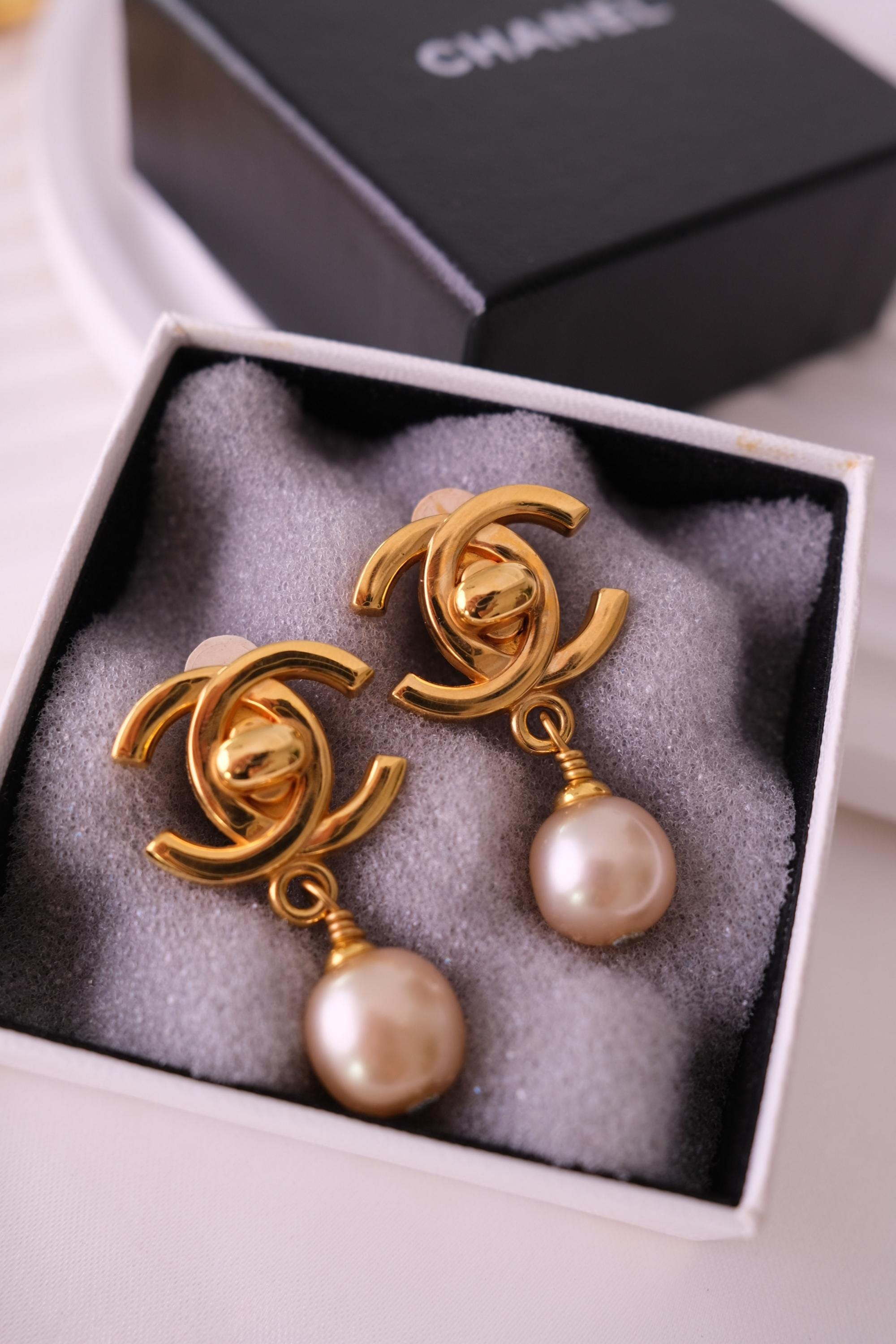 CHANEL ロゴ置物 ゴールド シャネル CHANEL ピアス ココマーク CCマーク ゴールド