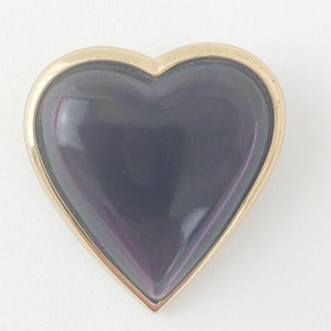 Vintage YSL Brosche Anstecknadel, Yves Saint Laurent Herz Brosche Anstecknadel Lila, gegossenes YSL Harz, goldfarbene Brosche, Schmuckbrosche, Schmuck für Frauen