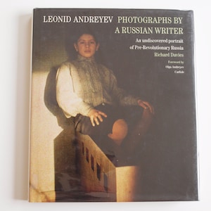 Könnte beinhalten: Ein Buch mit dem Titel "LEONID ANDREYEV PHOTOGRAPHS BY A RUSSIAN WRITER" mit einem Porträt. Der Text auf dem Cover lautet "An undiscovered portrait of Pre-Revolutionary Russia" von Richard Davies, veröffentlicht in Carlisle.
