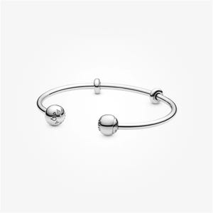 Puede incluir: Una pulsera rígida abierta de tono plateado pulido con dos grandes terminales esféricos y dos topes cilíndricos más pequeños a lo largo de la banda. Los terminales esféricos tienen grabado el texto PANDORA, ofreciendo un aspecto metálico.