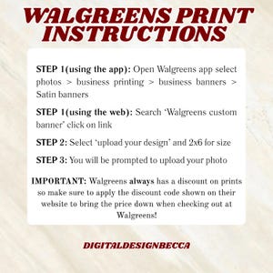 Pode incluir: Um cart&atilde;o informativo branco com texto vermelho escuro intitulado WALGREENS PRINT INSTRUCTIONS. Descreve tr&ecirc;s passos para imprimir banners via app ou web, incluindo a sele&ccedil;&atilde;o de banners e a aplica&ccedil;&atilde;o de c&oacute;digos de desconto.