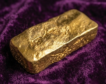 Lingotto d'oro di scarto da 470 grammi per raffinazione, fusione di gioielli e recupero di metalli da rifiuti elettronici.