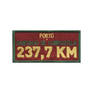Op de afbeelding: Een rechthoekige geborduurde patch met een donkerrode achtergrond en een groene rand. De tekst luidt PORTO in het geel, SANTIAGO DE COMPOSTELA in het groen en 237,7 KM in grote gele letters. Het ontwerp is gecentreerd op een effen witte achtergrond.