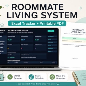 Może przedstawiać: Cyfrowy pulpit systemu Roommate Living System wyświetlony na ekranie laptopa, wraz z dokumentem PDF do druku, brelokiem w kształcie domu oraz notatnikiem spiralnym z napisem Good Roommates Great Memories na okładce.