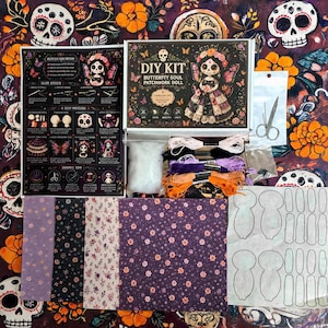 Peut inclure: Un kit de bricolage pour une poupée en patchwork âme papillon, comprenant une fiche d'instructions imprimée, une boîte illustrée, du rembourrage blanc, du fil à broder rose, noir, violet et orange, des ciseaux et des morceaux de tissu.