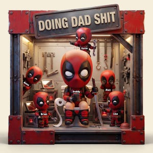 Può includere: Un diorama con sei personaggi in stile Deadpool in un'officina. Una figura centrale etichettata Daddy siede su un water tenendo una spada e un telefono. Altri personaggi chiamati Anna, Brian, Kevin, Alex e Lisa sono posizionati attorno. Un cartello recita DOING DAD SHIT.