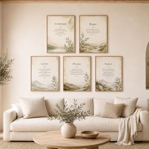 Könnte beinhalten: Ein Set aus fünf rechteckigen Wandbildern in hellen Holzrahmen, die jeweils eine Landschaftsillustration in gedeckten Erdtönen sowie die Wörter Courage, Hope, Love, Peace und Trust zeigen und in einem Raster angeordnet sind.