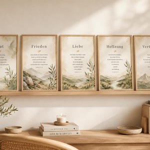 Könnte beinhalten: Fünf rechteckige gerahmte Wandbilder mit Aquarell-Landschaften, Bergen, Grünpflanzen und deutschem Text. Die Drucke tragen die Titel Mut, Frieden, Liebe, Hoffnung und Vertrauen und enthalten jeweils einen kurzen Vers sowie ein Blatt-Symbol.