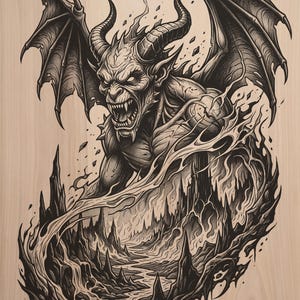 Puede incluir: Una ilustración en tinta negra sobre un panel de madera clara que representa a un demonio alado y con cuernos, con dientes afilados y rasgos musculosos. La criatura se sitúa sobre un paisaje rocoso y escarpado con arroyos.