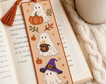 Wzór na zakładkę do książki haftowany krzyżykiem w formacie PDF, Kapelusz czarownicy z dynią i duchami na Halloween, Upiorny prezent dla miłośnika książek, Haft krzyżykowy