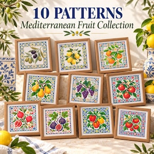 Op de afbeelding: Tien vierkante ingelijste kruissteekpatronen uit de Mediterranean Fruit Collection. Elk stuk toont een unieke vrucht, waaronder olijven, citroenen, sinaasappels, peren, druiven, appels, granaatappels, vijgen en paprika's, binnen decoratieve tegelranden.