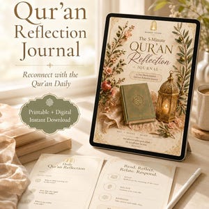 Könnte beinhalten: Ein digitales Tablet zeigt das Cover des Five-Minute Qur'an Reflection Journal mit einem grünen Buch und einer goldenen Laterne. Darunter zeigen zwei gedruckte Journal-Seiten Abschnitte für tägliche Reflexion, Lesen und Antworten.