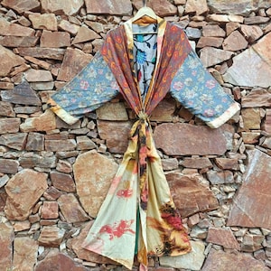 Boho-Seidenkimono-Cardigan, Patchwork-Sari-Robe, langer Seidenmantel, nachhaltige tragbare Kunst, luxuriöse Loungewear, einzigartiges Geschenk für Sie