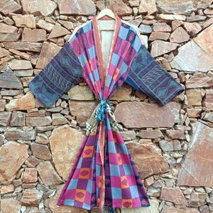 Roupão Kimono Sari de Seda Feito à Mão - Roupão Boho com Bordado Kantha, Ideal para Festas e Praia - Roupa Leve