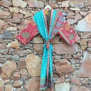 Handgemaakte zijden patchwork kimono, levendige turquoise roze bloemenprint duster, vintage badjas met Kantha-steek, strandjurk, boho festivaloutfit