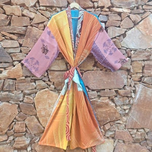 Bata kimono Kantha de seda sari vintage - Bata larga estilo patchwork bohemio naranja y rosa**