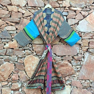 Kimono vintage in seta Kantha, giacca lunga patchwork fatta a mano, copricostume indiano stile sari, accappatoio boho, abbigliamento da spiaggia/resort, regalo per lei