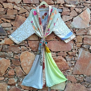 Handgemaakte patchwork kimono van sari-zijde, lange boho-badjas met bloemenprint, badjas van gerecyclede zijde, strandjurk, cadeau voor haar