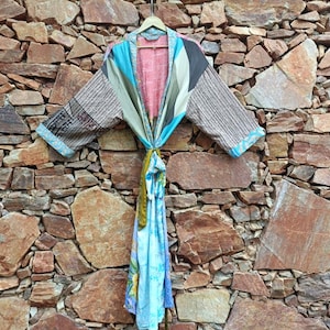 Vestaglia in seta patchwork fatta a mano / Kimono lungo sari boho / Giacca lunga da festival e vestaglia