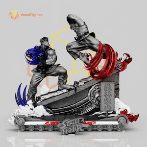 Könnte beinhalten: Eine detaillierte, grautönige Kunstharzstatue, die zwei Kampfsportler im Kampf zeigt. Eine Figur bereitet eine blaue Energiekugel vor, während die andere einen rot akzentuierten Tritt ausführt. Die Basis zeigt das Street Fighter Logo und Kanji.