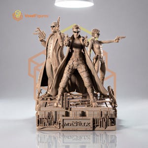 Puede incluir: Un conjunto de figuras de resina en color canela monocromático que representa a tres personajes de The Matrix sobre una base detallada. La figura central lleva un abrigo largo y gafas de sol, sosteniendo dos pistolas. La base muestra el texto MATRIX.