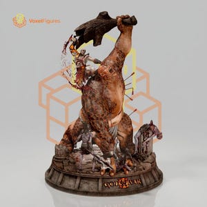 Puede incluir: Una estatua detallada de resina que representa una escena de batalla de God of War III. Un guerrero pálido con marcas rojas ataca a una criatura grande, marrón y texturizada que sostiene un garrote oscuro. Varias figuras pequeñas están en la base, que dice God of War.