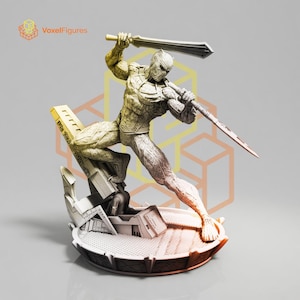 Puede incluir: Una figura texturizada en beige y blanco de un guerrero enmascarado en pose de combate dinámica, sosteniendo una espada larga sobre la cabeza y una lanza en la otra mano. La figura se apoya en una base circular con patrones y el texto VoxelFigures.