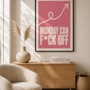 Peut inclure: Une affiche murale rectangulaire dans un cadre noir présentant un fond rose uni avec le texte blanc MONDAY CAN F*CK OFF et un graphique en ligne blanche représentant une flèche orientée vers le haut avec une boucle au centre.