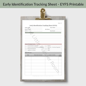 Puede incluir: Una hoja de seguimiento de identificación temprana EYFS en papel blanco, sujeta con un clip de metal dorado en un portapapeles de madera gris. El documento incluye campos para nombre, fecha de nacimiento, grupo, responsable y un registro de observación.
