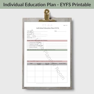 Può includere: Un documento cartaceo bianco Individual Education Plan for EYFS su una cartellina in legno con clip in metallo dorato. Il modulo include campi per i dati del bambino, aree di bisogno, obiettivi a lungo termine e una tabella per obiettivi SMART.
