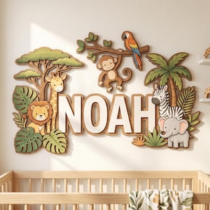Peut inclure: Une décoration murale en bois affichant le prénom NOAH en grandes lettres blanches, entouré d'illustrations de dessins animés colorés représentant un lion, une girafe, un singe, un perroquet, un zèbre et un éléphant parmi des arbres et des feuilles.