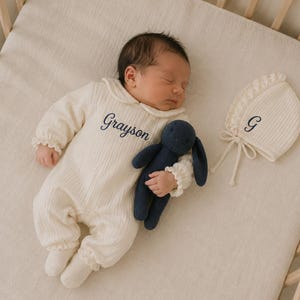 Broderad babysparkdräkt med Peter Pan-krage, anpassad muslin-outfit för nyfödd, personlig present, könsneutrala babykläder för nyfödd