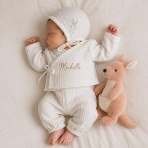 Personligt muslinset för babyflicka, anpassningsbart namn 0-3 månaders outfit, broderad coming home-outfit, babyshowerpresent, muslin-babysängset