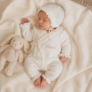 Personligt broderat muslinsparkdräktset, anpassad jumpsuit med babynamn, bomullskläder för spädbarn, personlig mössa bild 3