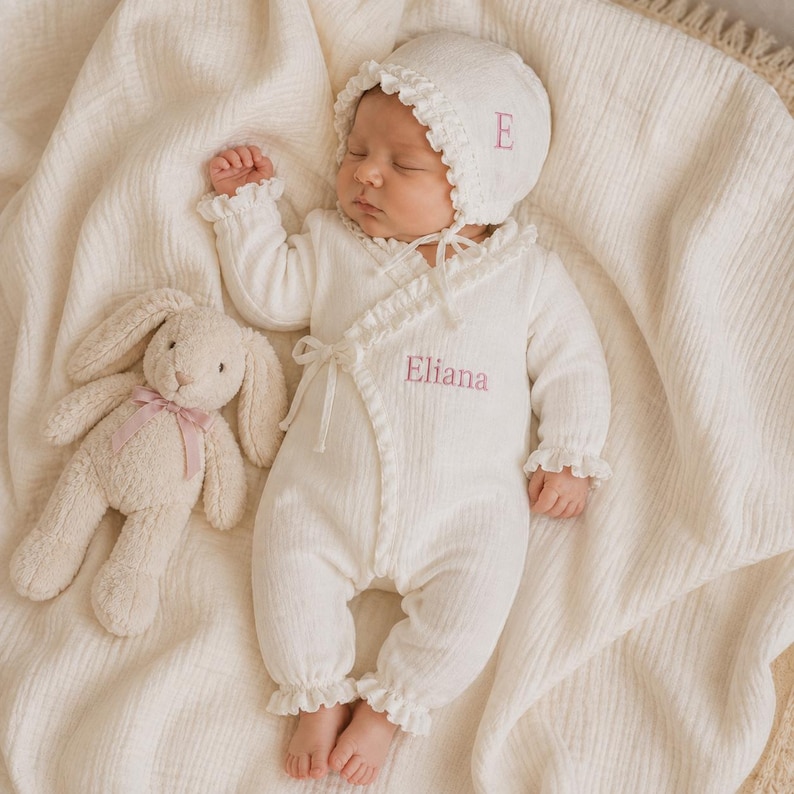 Personligt broderat muslinsparkdräktset, anpassad jumpsuit med babynamn, bomullskläder för spädbarn, personlig mössa bild 4