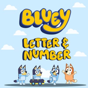 Może przedstawiać: Graficzna ilustracja przedstawiająca napis Bluey Letter & Number pogrubionymi żółtymi literami z ciemnoniebieskimi konturami. Pod tekstem znajdują się cztery postacie psów z kreskówek, w tym trzy niebieskie i jeden pomarańczowy, na tle jasnoniebieskiego nieba.