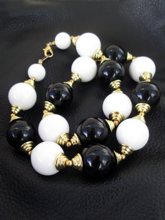 Black and white beaded necklace, vintage chunky L… - image 6