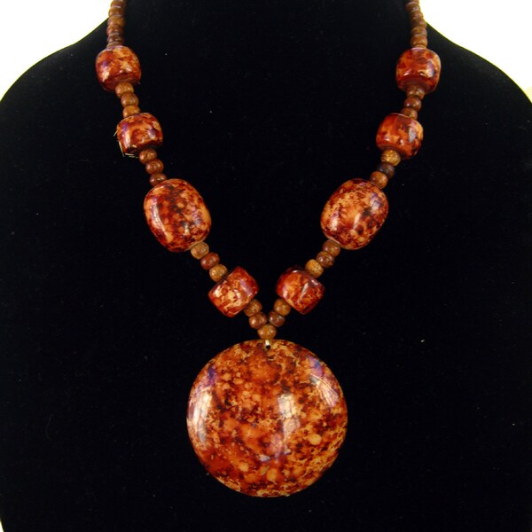 Verklaring hanger ketting, vintage bruin beaded stevige ketting, verbrand oranje ronde hanger