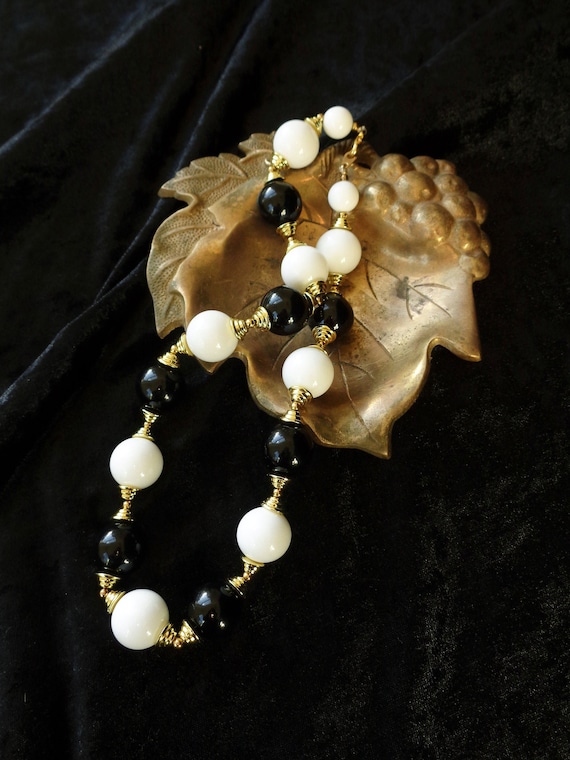 Black and white beaded necklace, vintage chunky L… - image 1