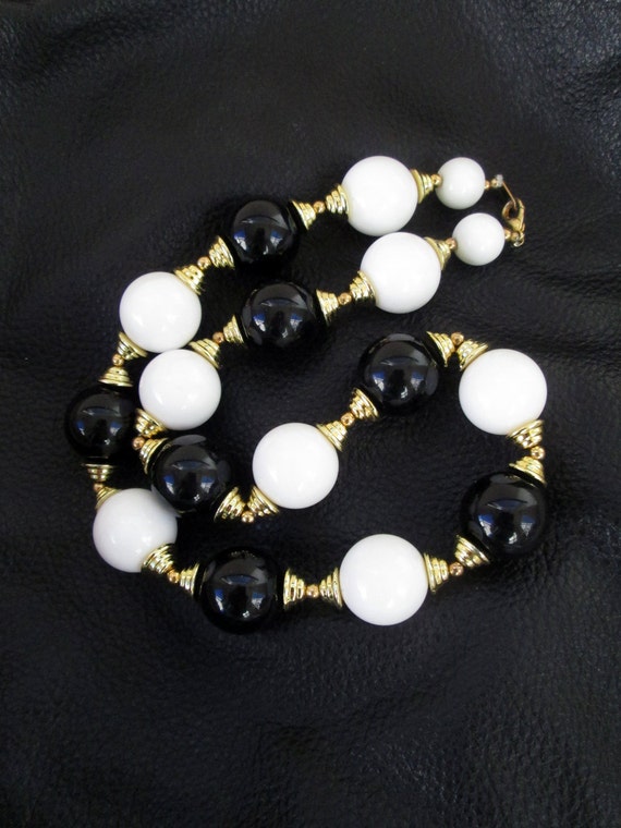Black and white beaded necklace, vintage chunky L… - image 5