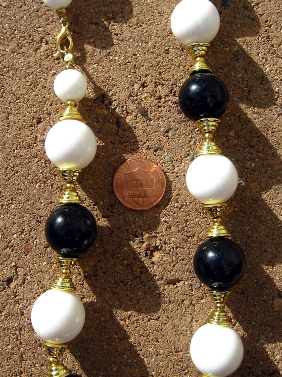 Black and white beaded necklace, vintage chunky L… - image 9