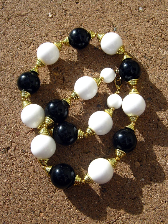 Black and white beaded necklace, vintage chunky L… - image 7