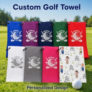 Può includere: Una collezione di asciugamani da golf rettangolari con trama a nido d'ape in blu, viola, blu navy, verde, rosso, bianco, grigio e rosa, ognuno con una grafica bianca di una pallina da golf e mazze con il testo Custom Golf, più un asciugamano bianco con personaggi e il testo Best Dad By Par.