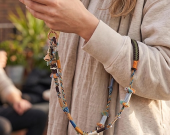 Tracolla per cellulare in macramè fatta a mano con imbottitura universale, cordino da polso regolabile in corda intrecciata per cellulare, accessorio per festival, regalo con charm.