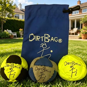Puede incluir: Una bolsa azul oscuro con cordón que muestra el texto DIRT BAG y un gráfico de figura de palo en dorado. Tres pelotas de malabares están frente a ella: una negra y amarillo neón, una beige y azul, y una amarillo neón, con el mismo logo.