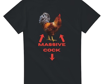 Pode incluir: Camiseta preta com uma ilustração detalhada de um galo e o texto "MASSIVE COCK" em vermelho. O galo é marrom e vermelho com uma cauda cinza. Setas vermelhas apontam para e para longe do texto.