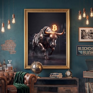 Könnte beinhalten: Ein gerahmter Kunstdruck, der einen mechanischen Stier mit einem leuchtenden Bitcoin-Symbol zwischen den Hörnern zeigt. Das Kunstwerk befindet sich in einem Raum mit einem braunen Ledersessel, einem Globus, einem Plattenspieler und einem Schild BLOCKCHAIN BUNK.